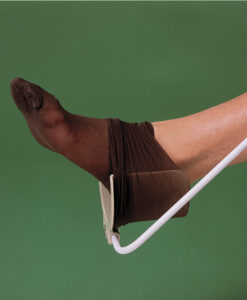 pone-medias-y-calcetines-de-compresion-con-calzador-largo-brevetti-01