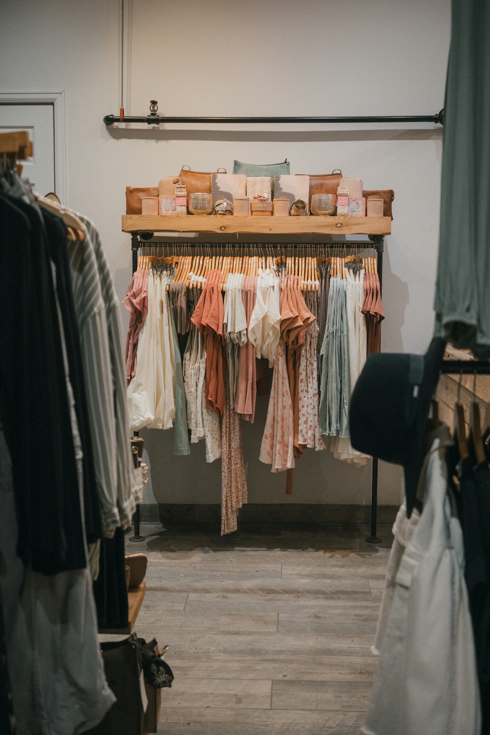 Colección de moda femenina en una boutique