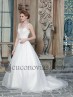 Traje con cinturón de pedrería.