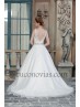 Robe de mariée avec ceinture cloutée