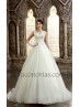 Vestido nupcial con bordados.