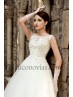 Vestido nupcial con bordados.