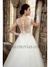 Vestido nupcial con bordados.