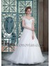 Vestido de noiva com alças.