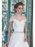Vestido de noiva com alças.