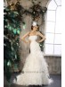 Robe de mariée avec des plumes.