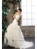 Robe de mariée avec des plumes.