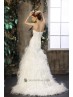 Vestido con plumas.