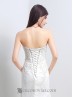 Vestido com decote de coração