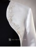 Chaqueta tipo torera de raso para novia con ribetes florales y media manga
