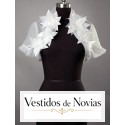 Casaco de tule de noiva com plissados enfeitados com flores e manga curta