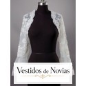 Casaco para noiva com motivos florais de laço e strass e mangas compridas.