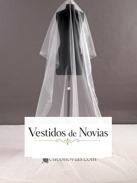 Velo largo de tul adornado con bordados florales en los extremos