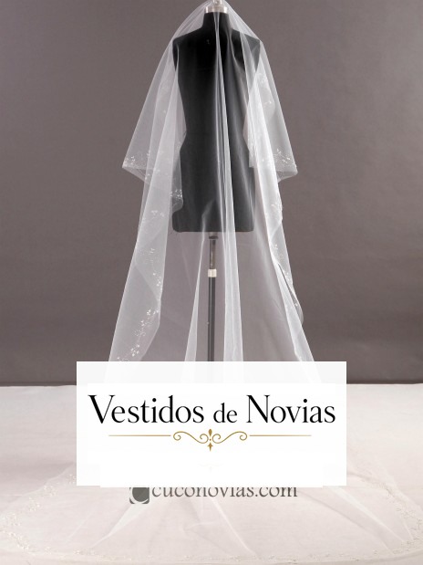 Velo largo de tul adornado con bordados florales en los extremos