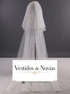 Velo largo de tul adornado con bordados florales en los extremos