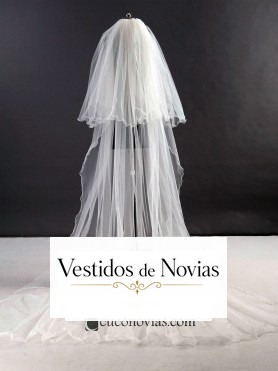 Velo largo de tul adornado con bordados florales en los extremos