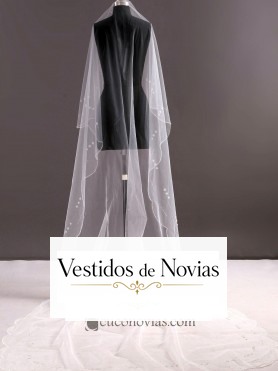 Velo largo de tul adornado con bordados florales en los extremos