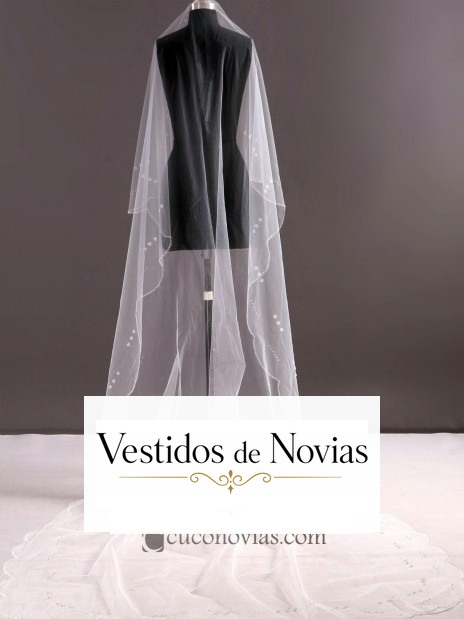 Velo largo de tul adornado con bordados florales en los extremos