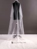 Véu longo de tule, com fino acabamento, decorado com detalhes florais em strass e miçangas nas extremidades