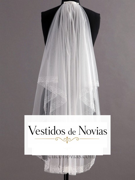Velo corto de tul con fino acabado decorado en forma de banda con cuentas y pedrería en los extremos