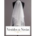 Velo corto de tul con fino acabado decorado en forma de banda con cuentas y pedrería en los extremos
