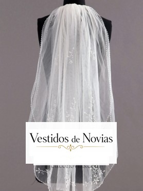 Velo corto de tul decorado con formas florales en detalles de cuentas y pedrería