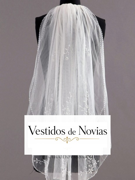 Velo corto de tul decorado con formas florales en detalles de cuentas y pedrería