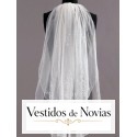 Velo corto de tul decorado con formas florales en detalles de cuentas y pedrería