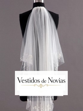 Velo largo de tul adornado con bordados florales en los extremos
