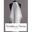 Velo corto de tul decorado con finos detalles de cuentas y pedrería en los extremos