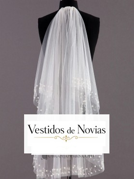 Velo largo de tul adornado con bordados florales en los extremos