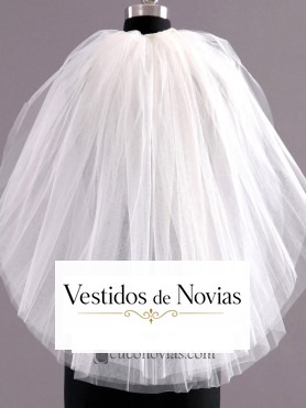 Velo largo de tul adornado con bordados florales en los extremos