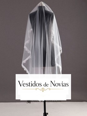 Velo largo de tul adornado con bordados florales en los extremos