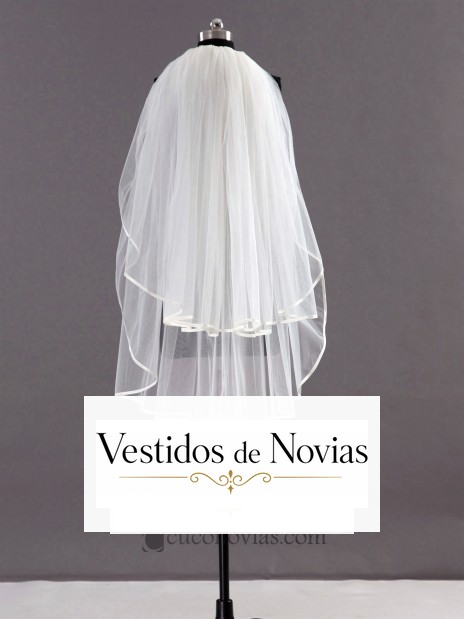 Velo largo de tul adornado con bordados florales en los extremos