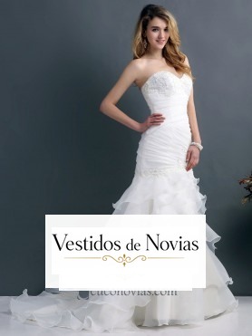 Vestido estilo sirena con escote corazón, decorado con encaje y pedrería