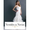 Vestido estilo sirena con escote corazón, decorado con encaje.