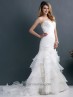 Vestido estilo sereia, com decote decorado com laço.