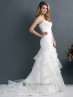 Vestido estilo sirena con escote corazón, decorado con encaje y pedrería