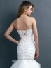 Vestido estilo sirena con escote corazón, decorado con encaje y pedrería