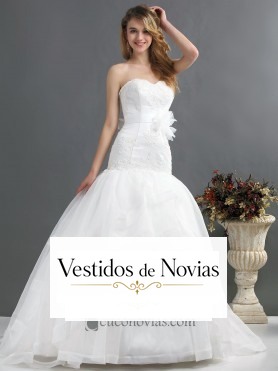 Vestido estilo sirena con escote corazón, decorado con bordados.