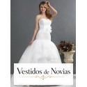 Vestido estilo sirena con escote corazón, decorado con bordados.