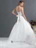 Vestido estilo sirena con escote corazón, decorado con bordados.