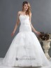 Vestido estilo sirena con escote corazón, decorado con bordados.
