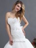 Vestido estilo sirena con escote corazón, decorado con bordados.