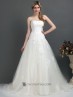 Silhueta do vestido de casamento com A. Decorado com bordados e miçangas.