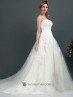Traje de novia con silueta en A. Adornado con bordados y cuentas.