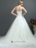Traje de novia con silueta en A. Adornado con bordados y cuentas.