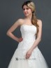 Traje de novia con silueta en A. Adornado con bordados y cuentas.