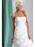 Vestido nupcial con drapeados.