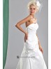 Vestido nupcial con drapeados.